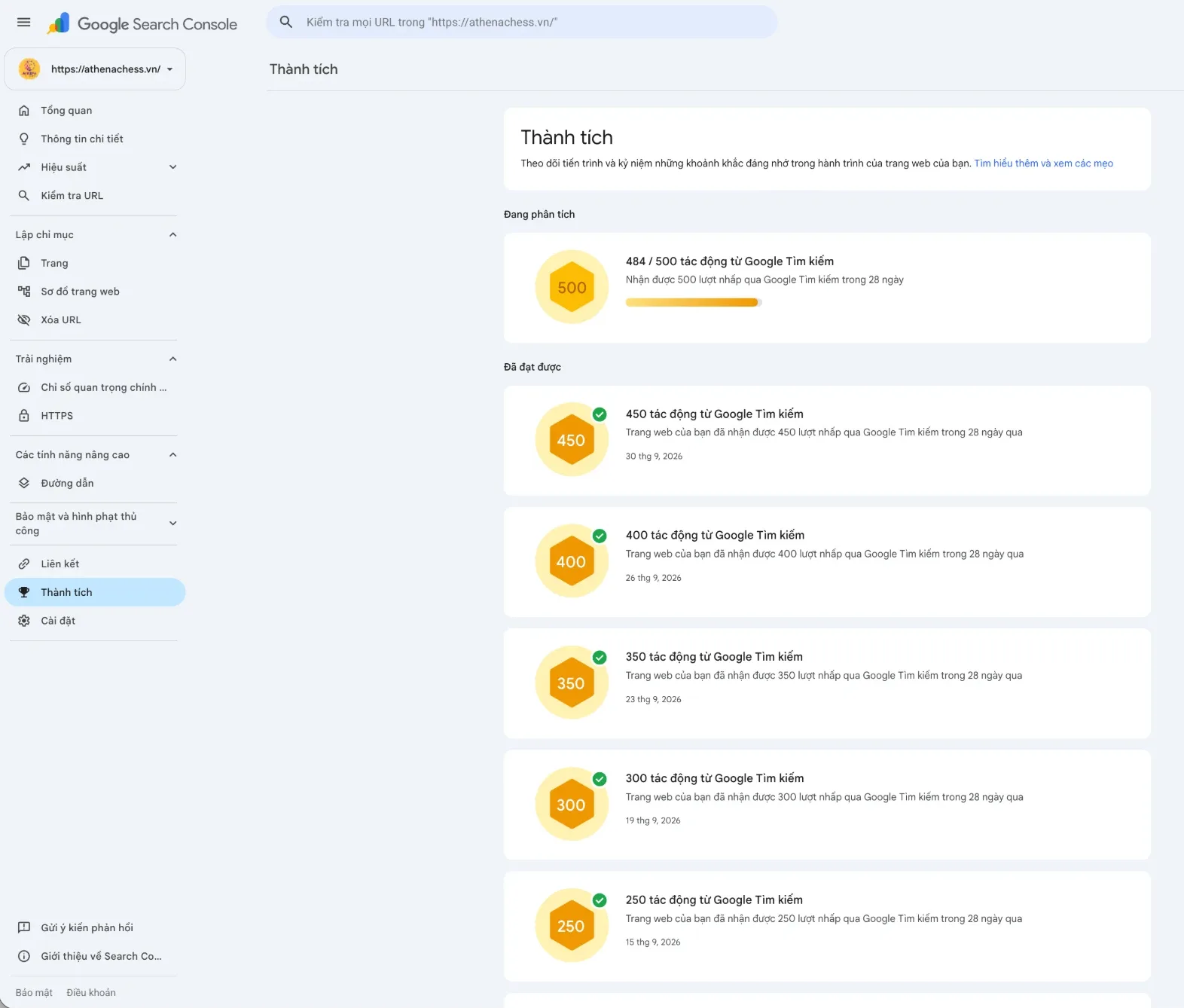 Google Search Console achievements screen in Vietnamese for athenachess.vn: a 484 of 500 clicks progress badge above completed milestones for 450, 400, 350, 300 and 250 clicks from Google Search, dated 30, 26, 23, 19 and 15 September 2026