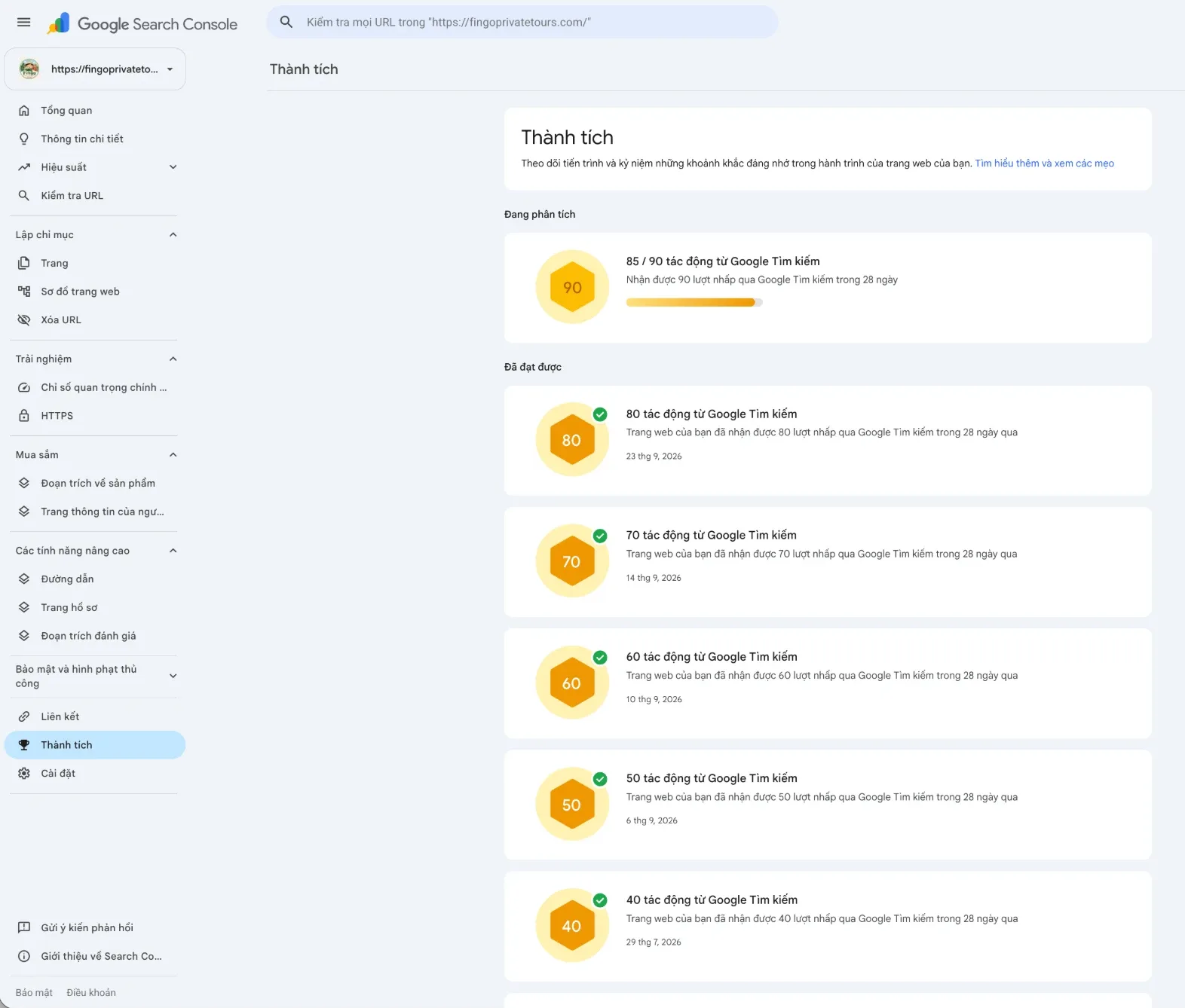Google Search Console achievements screen in Vietnamese for fingoprivatetours.com: an 85 of 90 clicks progress badge above completed milestones for 80, 70, 60, 50 and 40 clicks from Google Search, dated 23, 14, 10 and 6 September and 29 July 2026