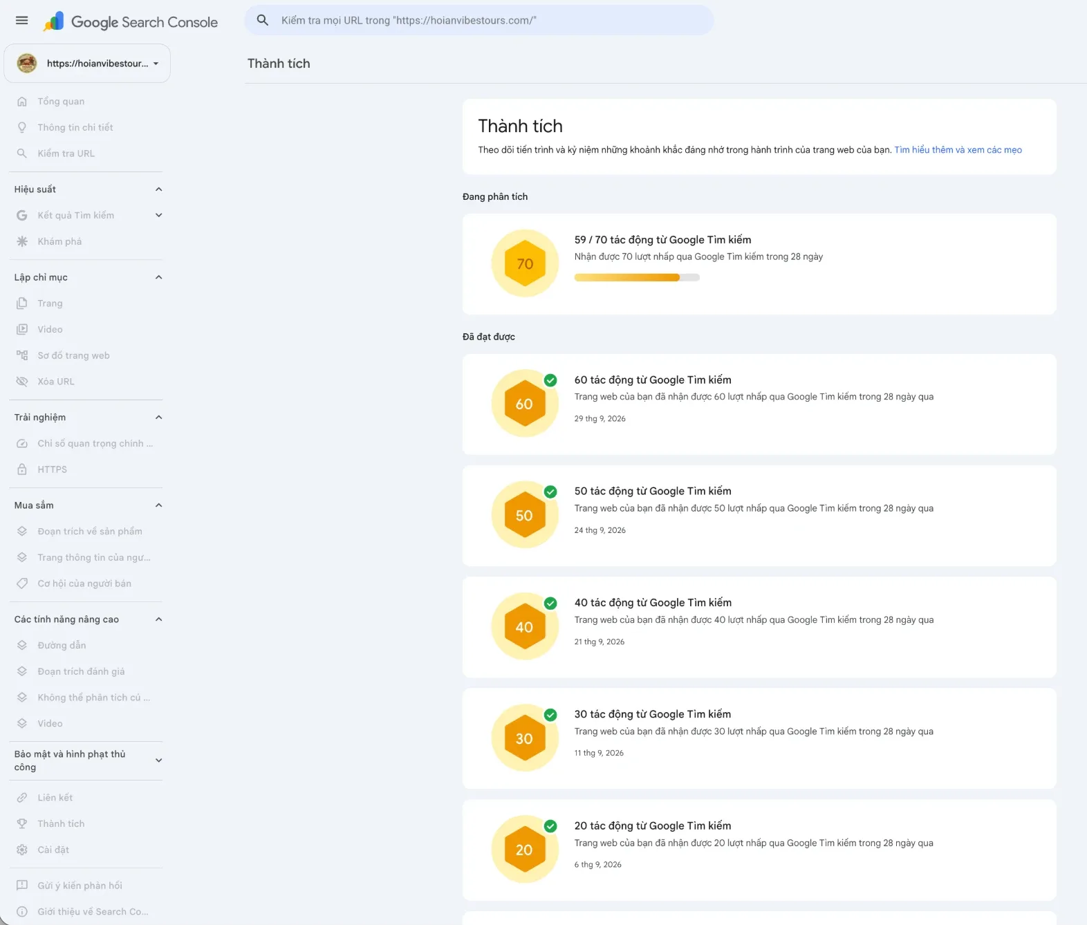Google Search Console achievements screen in Vietnamese for hoianvibestours.com: a 59 of 70 clicks progress badge above completed milestones for 60, 50, 40, 30 and 20 clicks from Google Search, dated 29, 24, 21, 11 and 6 September 2026