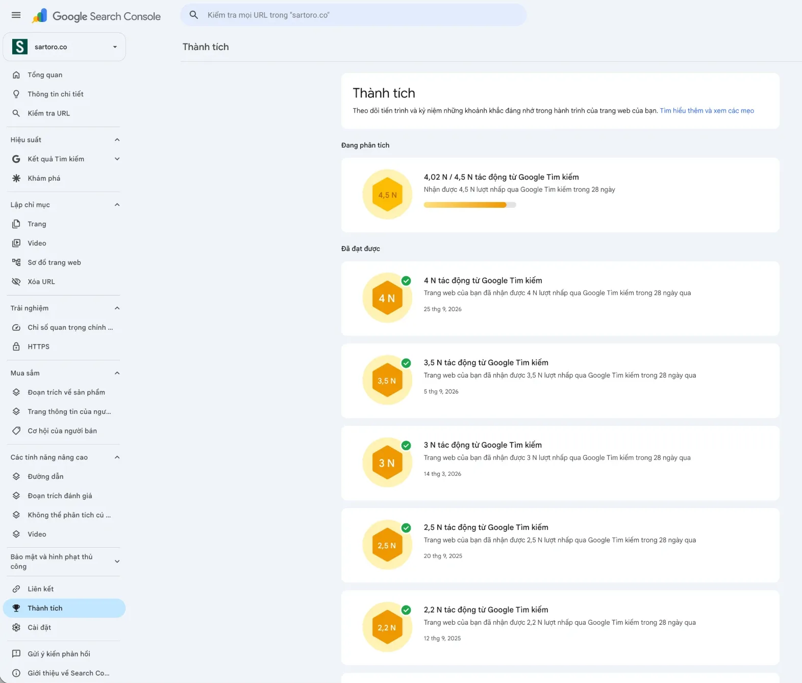 Google Search Console achievements screen in Vietnamese for the sartoro.co domain: a 4.02K of 4.5K clicks progress badge above completed milestones for 4K, 3.5K, 3K, 2.5K and 2.2K clicks from Google Search, dated 25 September 2026, 5 September 2026, 14 March 2026, 20 September 2025 and 12 September 2025